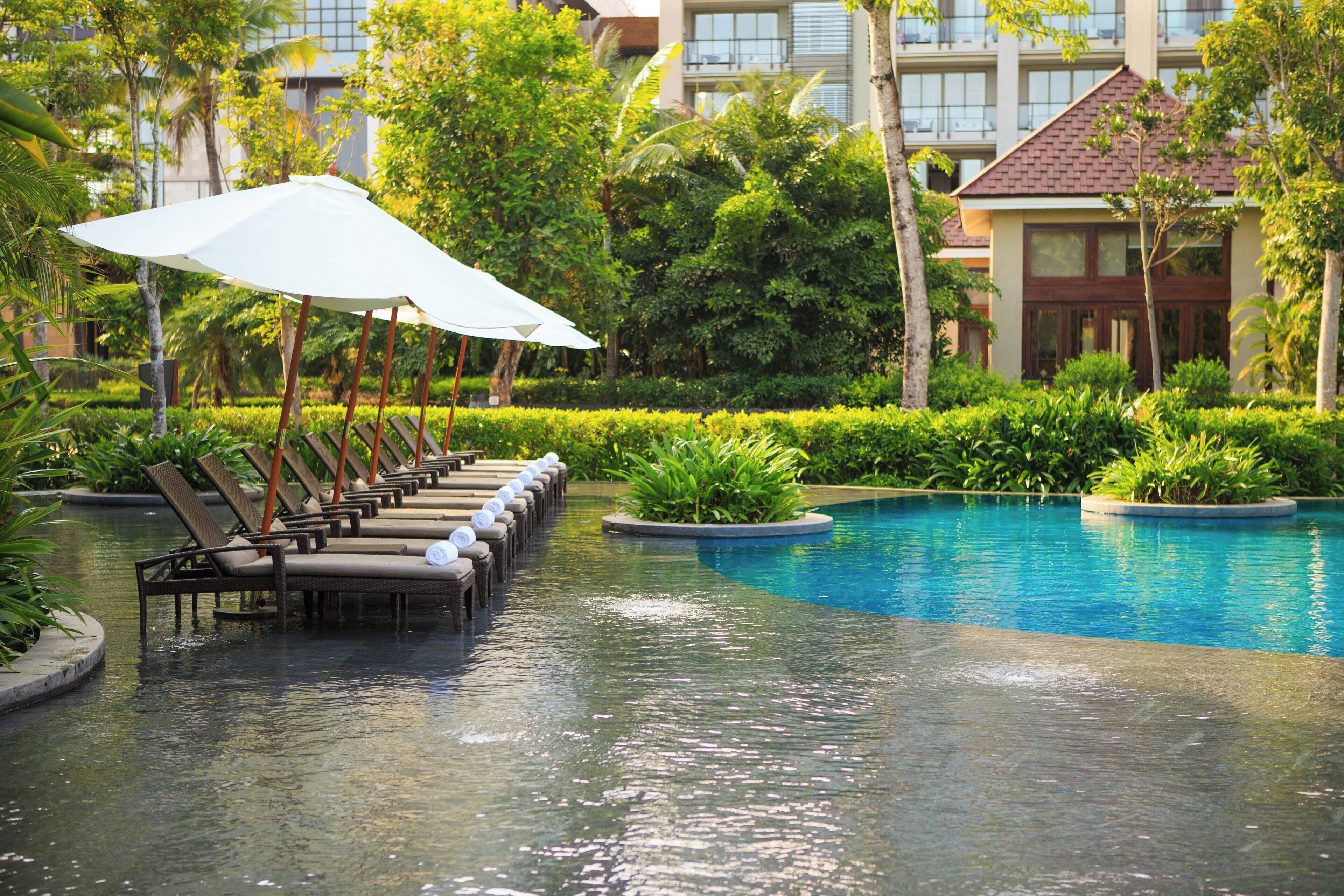 3 outdoor pools, pool loungers