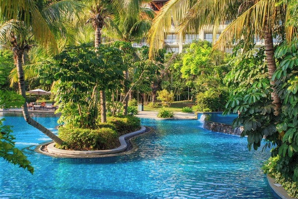 3 outdoor pools, sun loungers