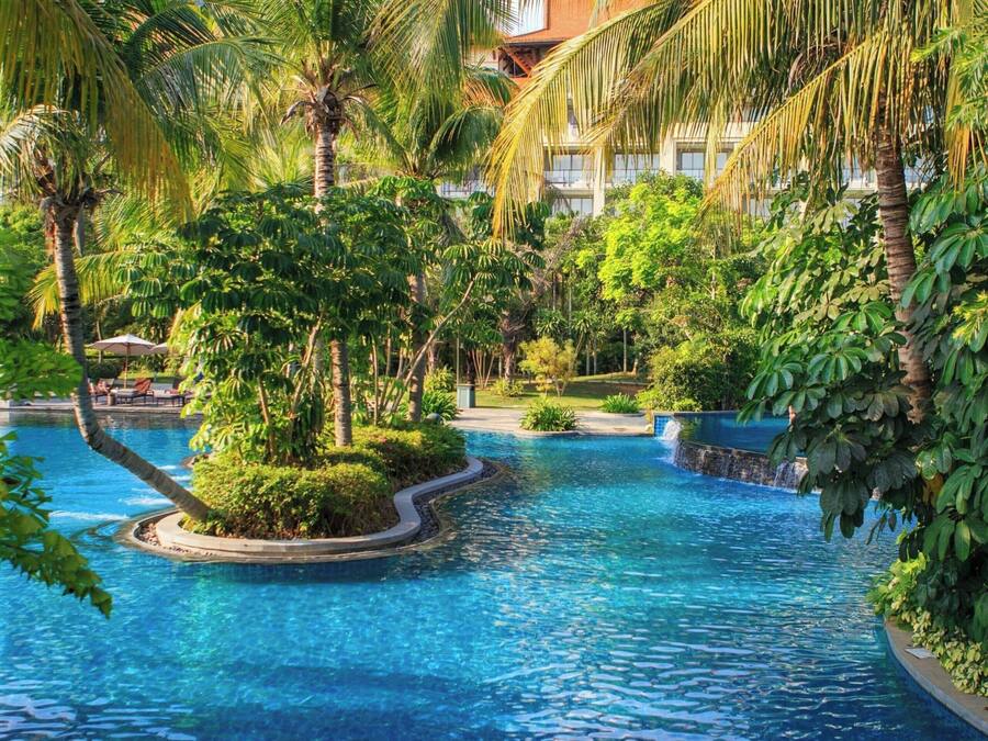 3 outdoor pools, pool loungers