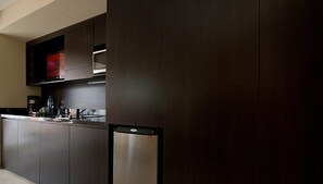 Kühlschrank, Mikrowelle, Herdplatte, Wasserkocher mit Kaffee-/Teezubehör