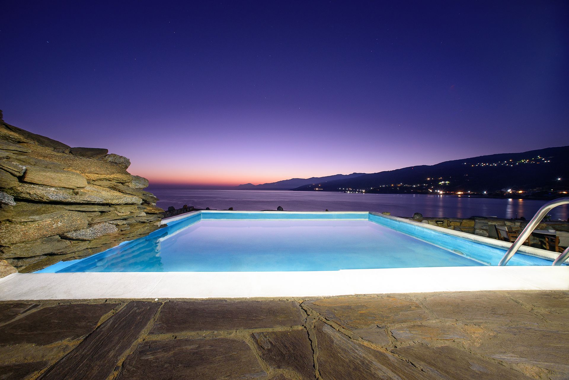 2 室外游泳池，日光浴躺椅