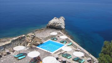 2 outdoor pools, pool loungers