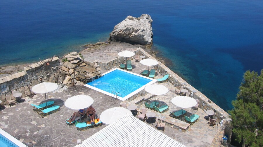 Cavos Bay Hotel and Studios