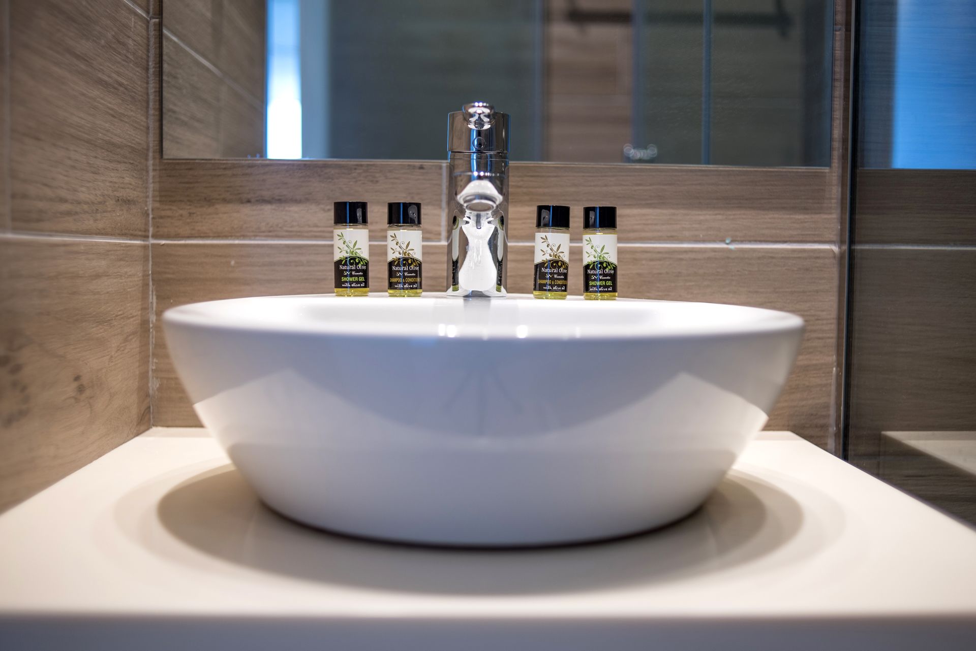 shower, rainfall showerhead, free toiletries, hair dryer