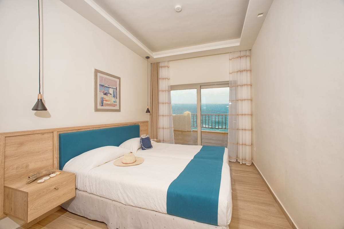 Bộ đồ giường cao cấp, trang bị nội thất với thiết kế riêng biệt, bàn