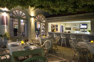 Breakfast, lunch and dinner served