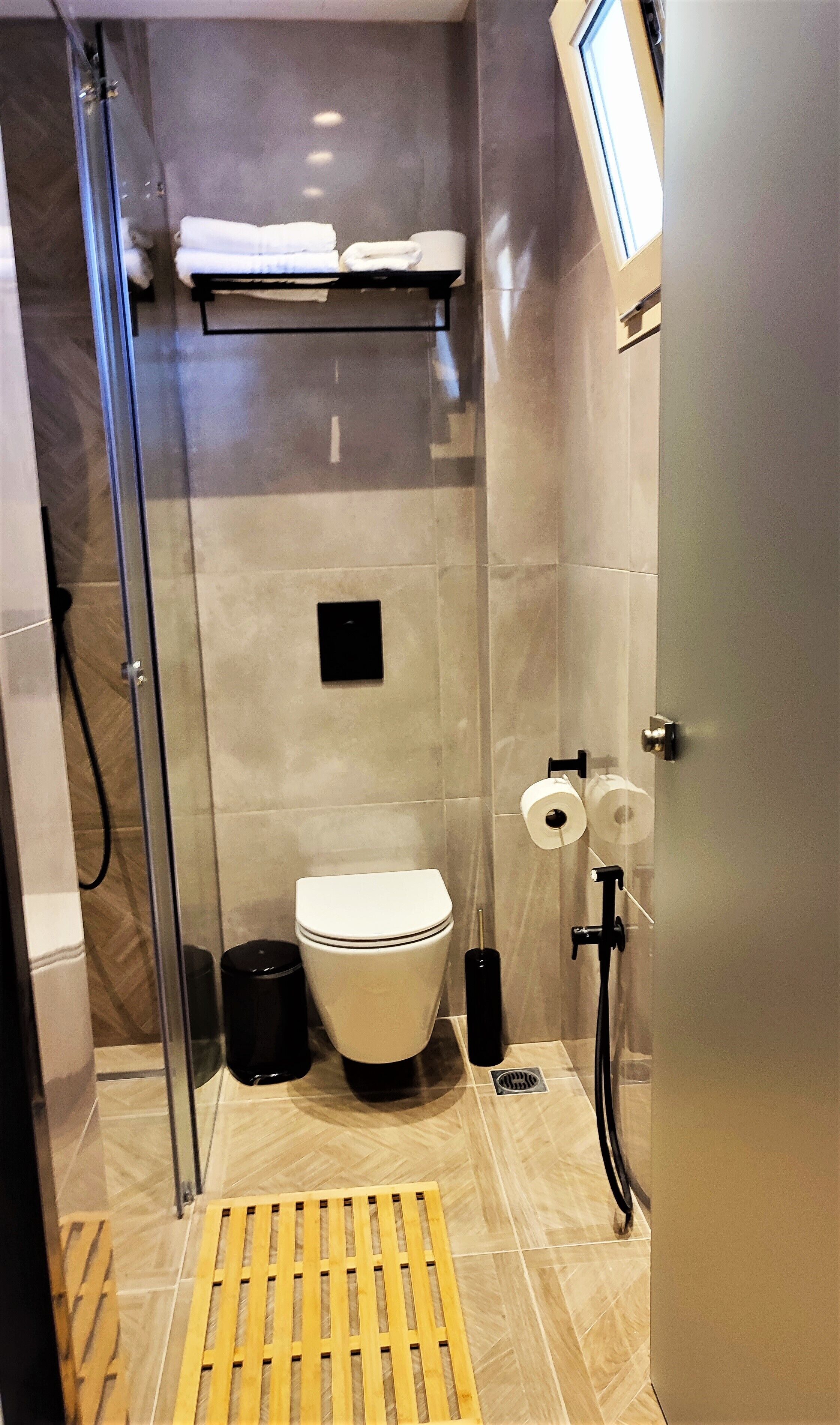 Un baño moderno con cabina de ducha de vidrio, inodoro y bidé.