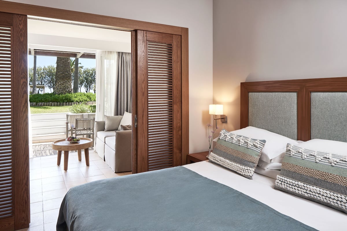Resort Room Sliding Doors Limited Sea View | Resort Area | 1 chambre, coffres-forts dans les chambres, bureau, Wi-Fi gratuit