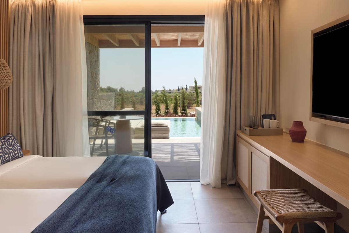 Premium Double Room Private Pool Inland View | Residence Area | 房內夾萬、書桌、免費 Wi-Fi、床單