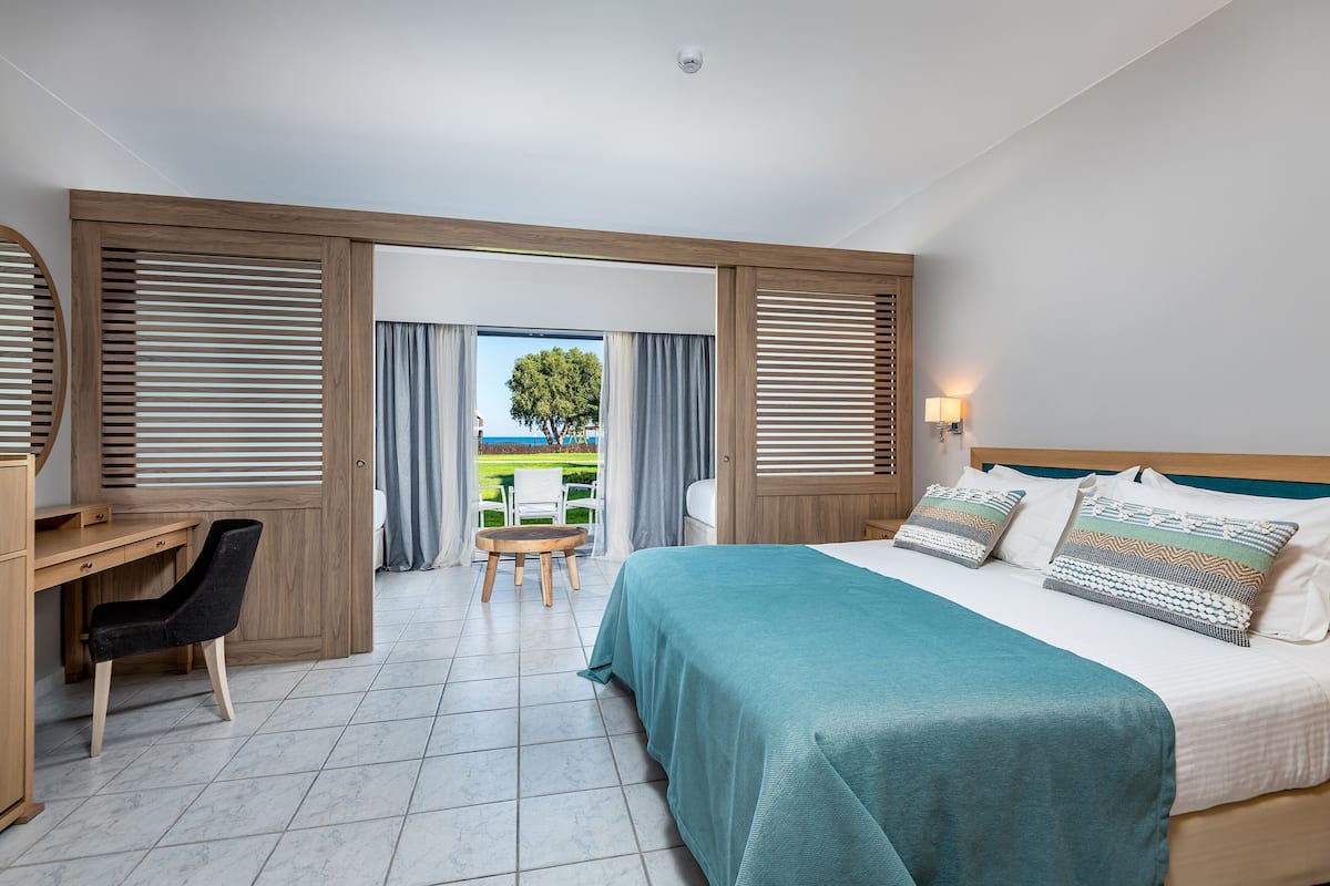 Junior Suite Sea View | Resort Area | 房內夾萬、書桌、免費 Wi-Fi、床單