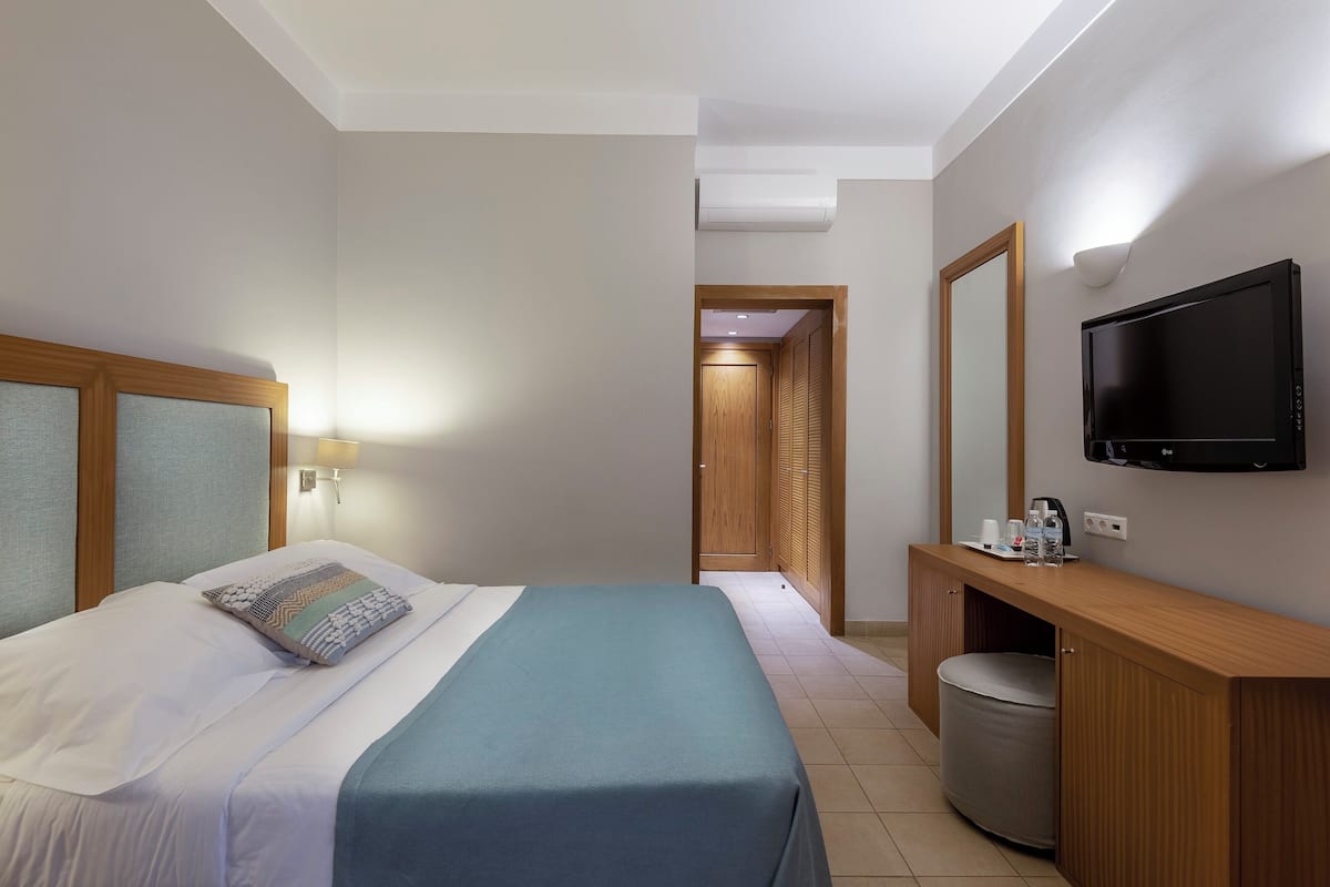 Resort Room Sliding Doors Garden view | Resort Area | 房內夾萬、書桌、免費 Wi-Fi、床單