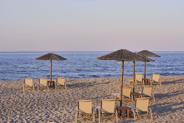 Ein Strand mit Liegestühlen und Strandkörben, Blick auf das Meer.
