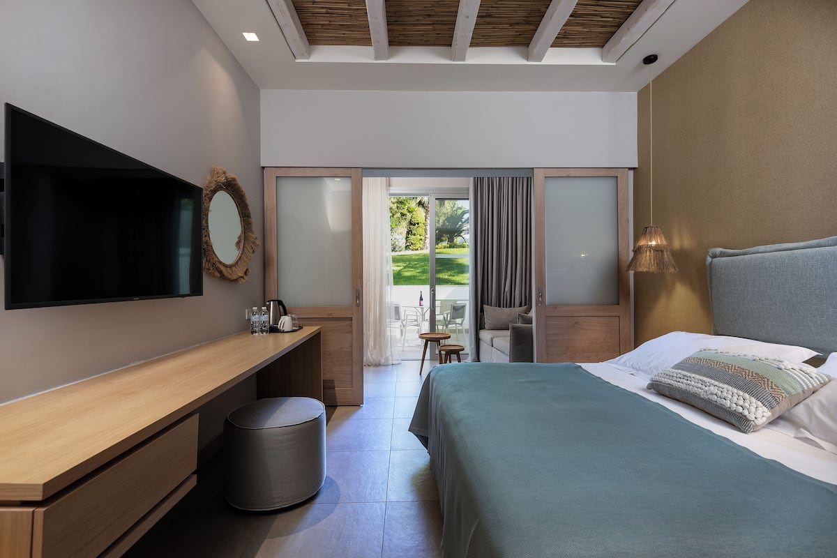 Premium Resort Room Sliding Doors Garden View | 1 chambre, coffres-forts dans les chambres, bureau, Wi-Fi gratuit