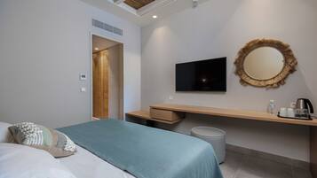Premium Resort Room Sliding Doors Garden View | In-room safe, desk, WiFi (free), bed sheets