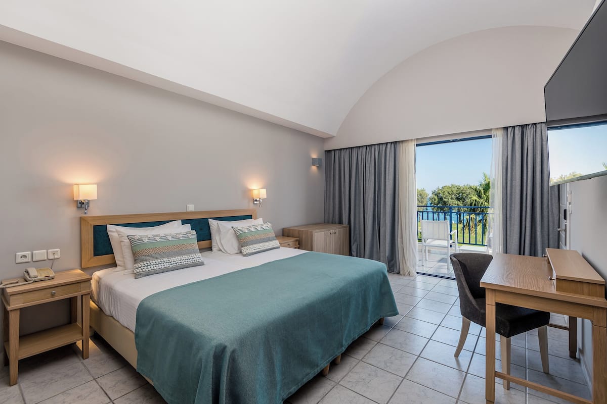 Double Room Sea View | Resort Area | 房內夾萬、書桌、免費 Wi-Fi、床單