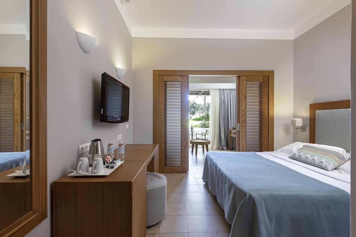 Resort Room Sliding Doors Garden view | Resort Area | 1 chambre, coffres-forts dans les chambres, bureau, Wi-Fi gratuit