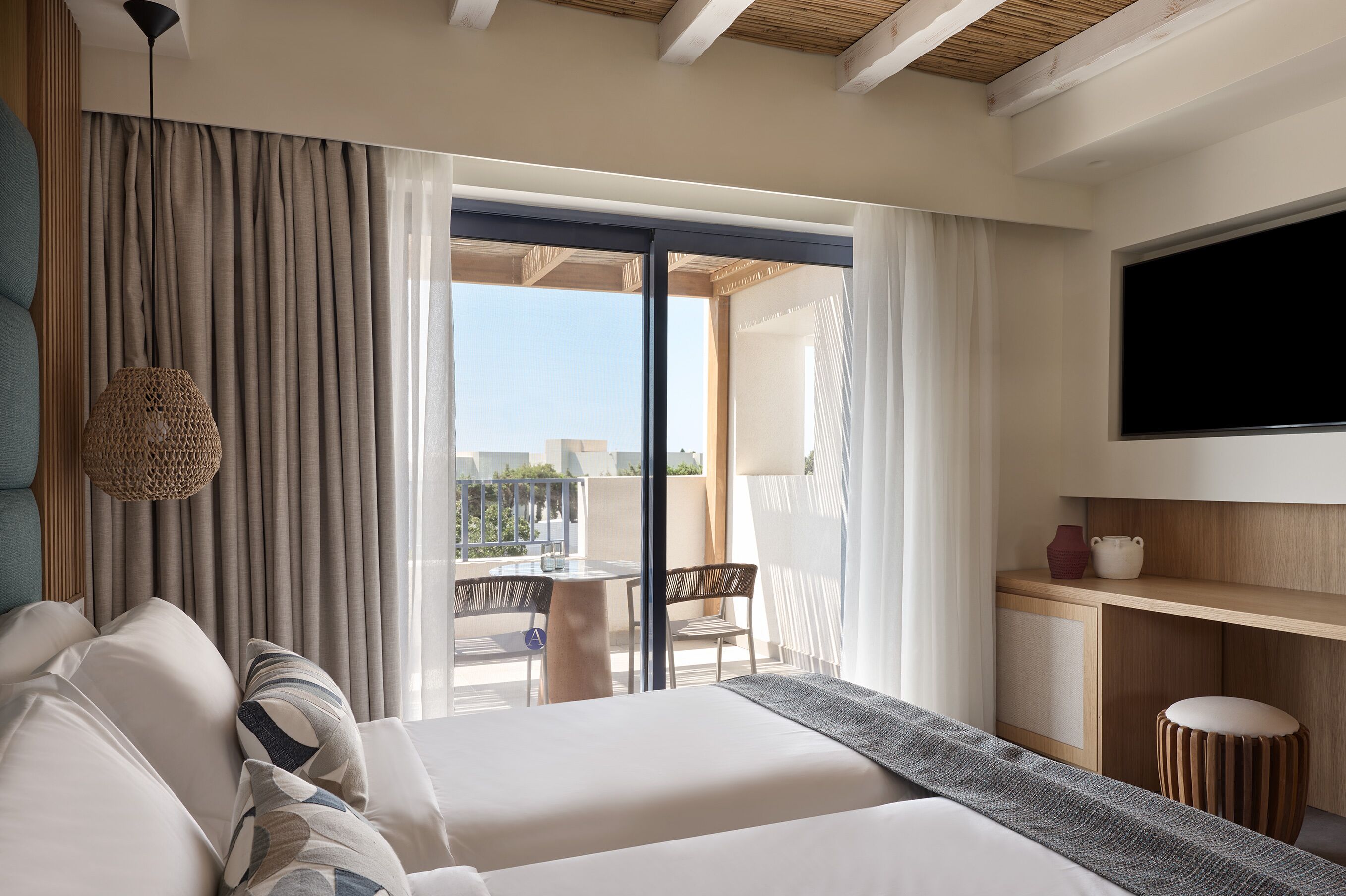 Premium Double Room Garden View | Resort or Residences Area | 客房內保險箱、書桌、免費無線上網、床單