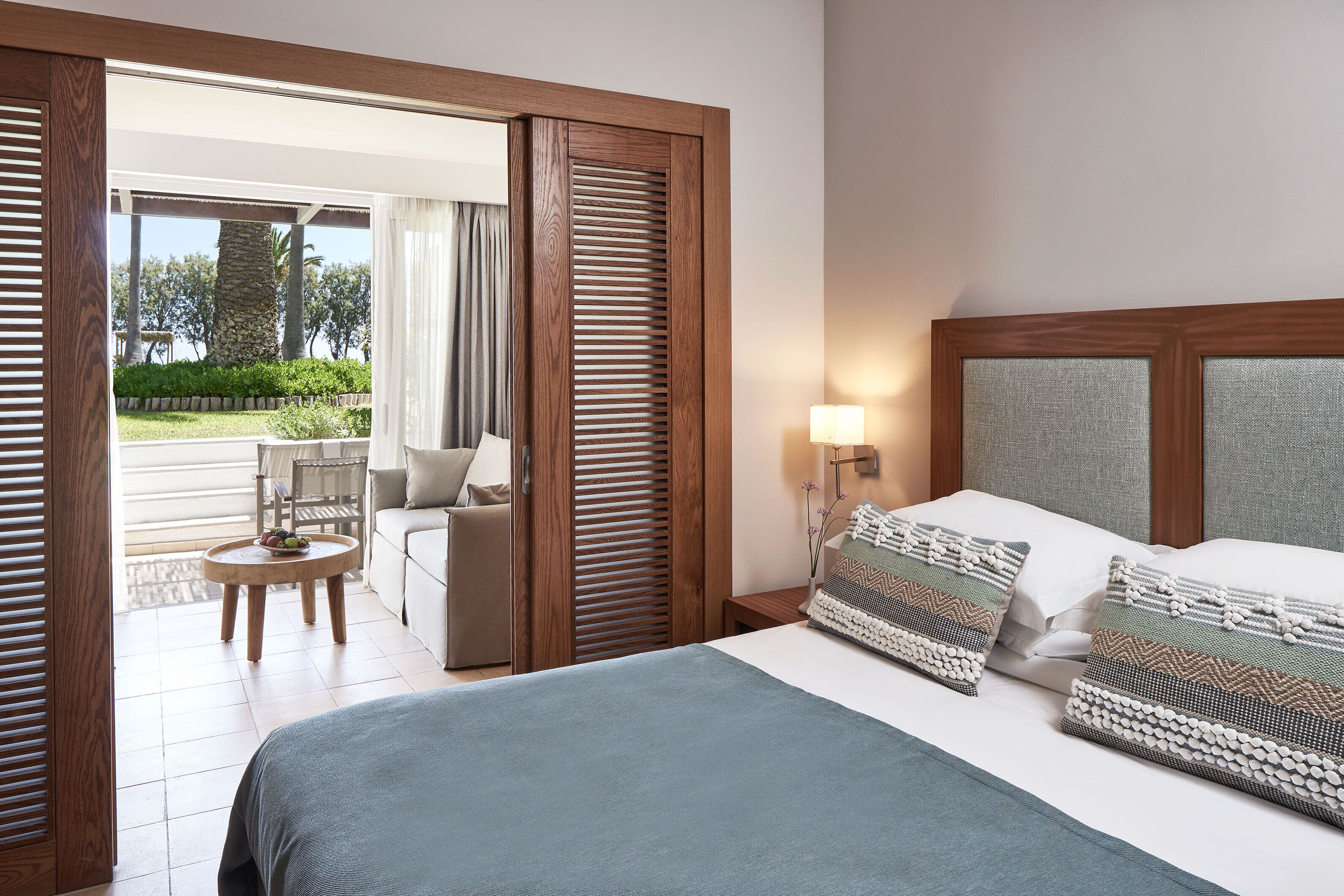 Resort Room Sliding Doors Limited Sea View | Resort Area | Coffre-fort, bureau, accès au Wi-Fi (inclus), literie fournie