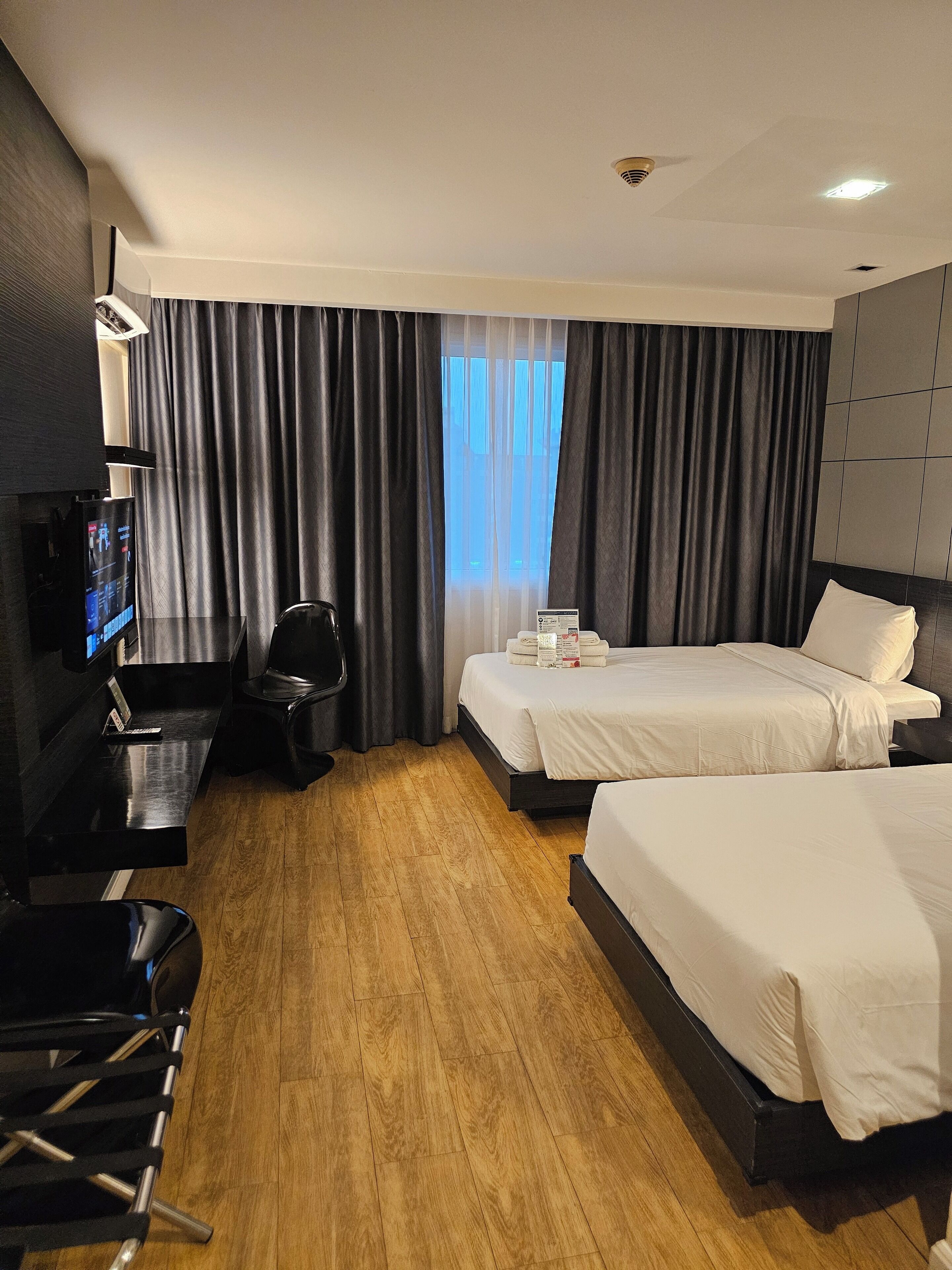 Superior Room with Twin Bed | Ropa de cama de alta calidad, caja fuerte, escritorio
