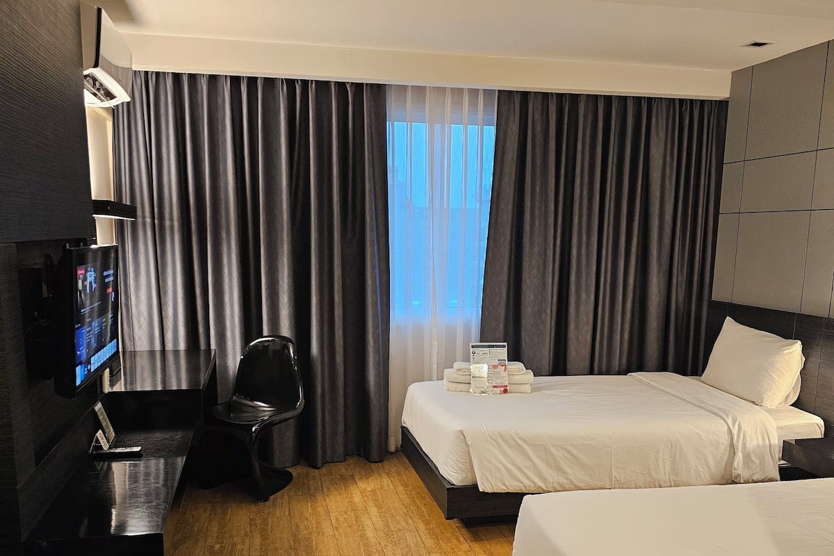 Superior Room with Twin Bed | Ropa de cama de alta calidad, caja fuerte, escritorio