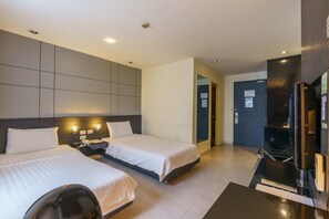 Superior Room | Peralatan tempat tidur premium, peti besi dalam bilik, meja 