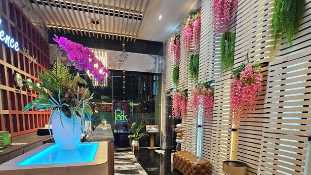 A modern lobby with a marble floor, a reception desk, and decorative plants. - The Park Residence at Bangkok (Bangkok)
