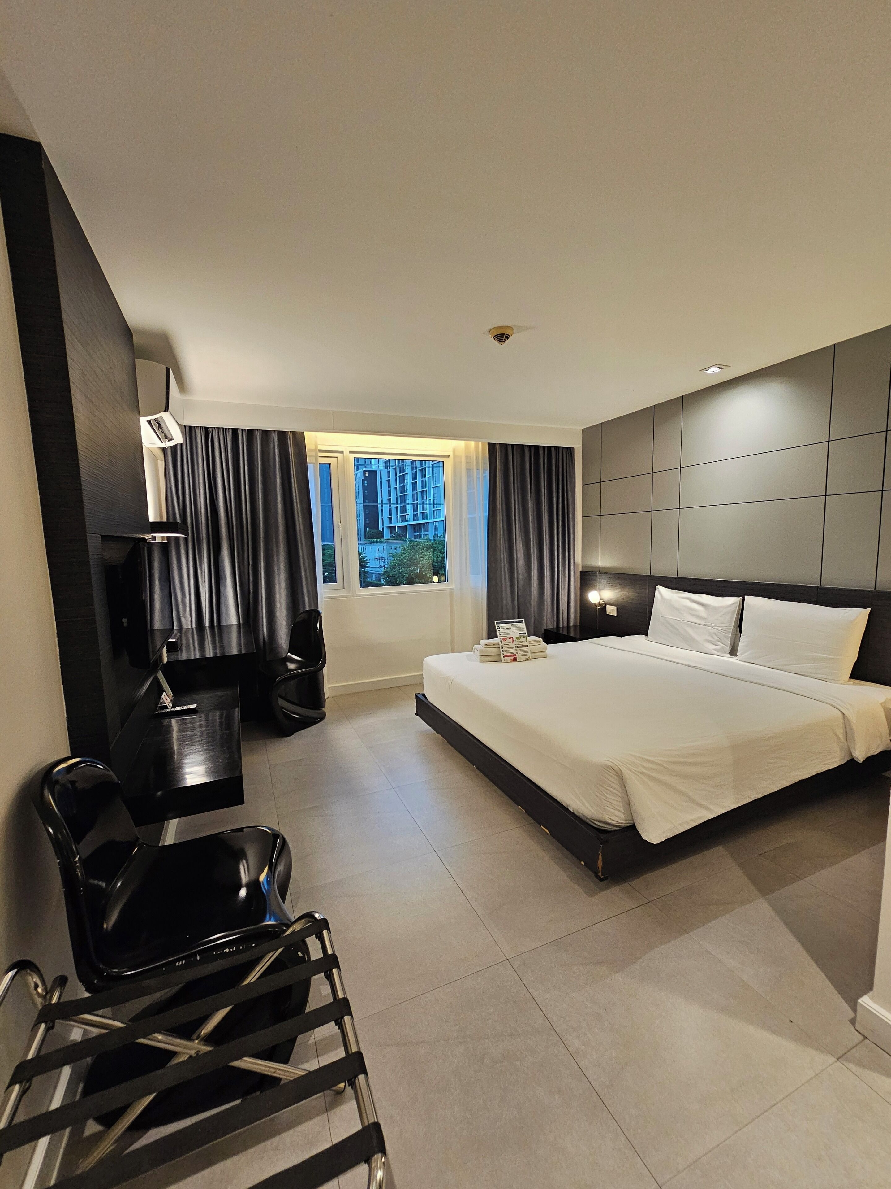 Superior Room with 1 King Bed | Premium bedding, in-room safe, desk, laptop workspace