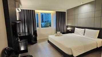 Superior Room with 1 King Bed | Sengetøy av topp kvalitet, safe på rommet og skrivebord