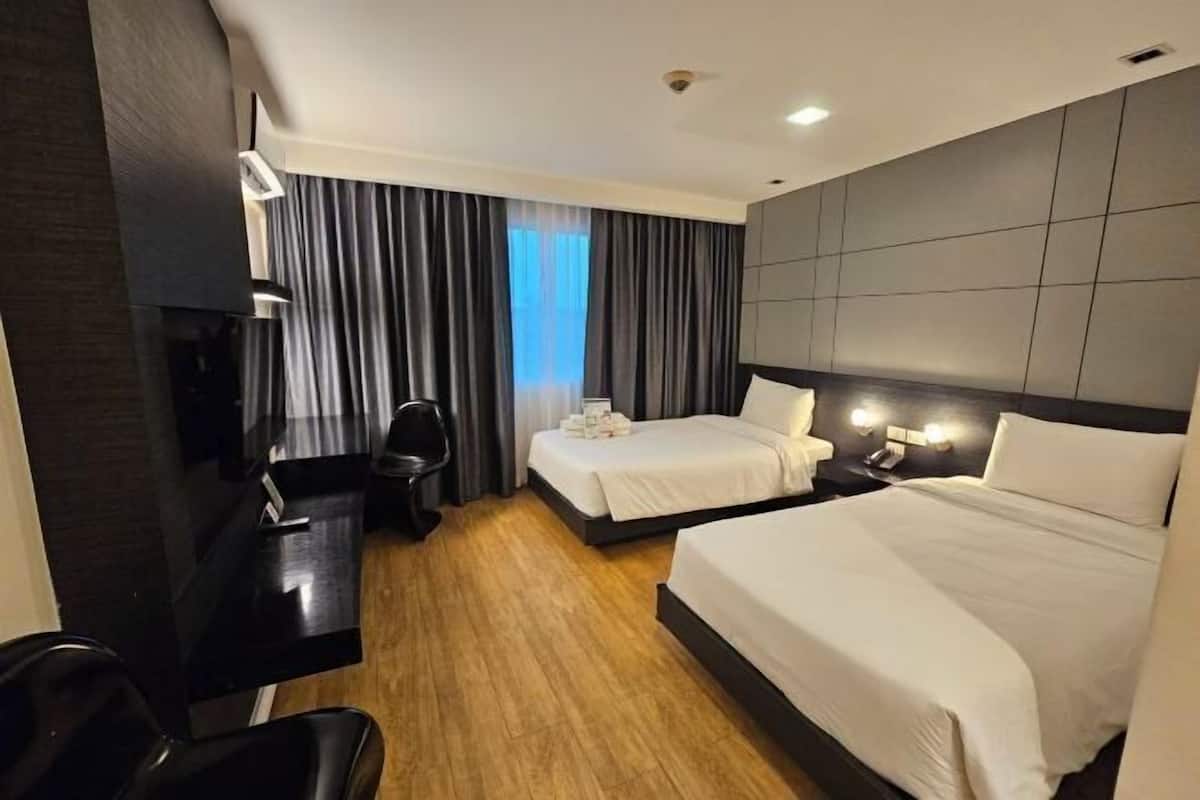 Ropa de cama de alta calidad y caja de seguridad en la habitación