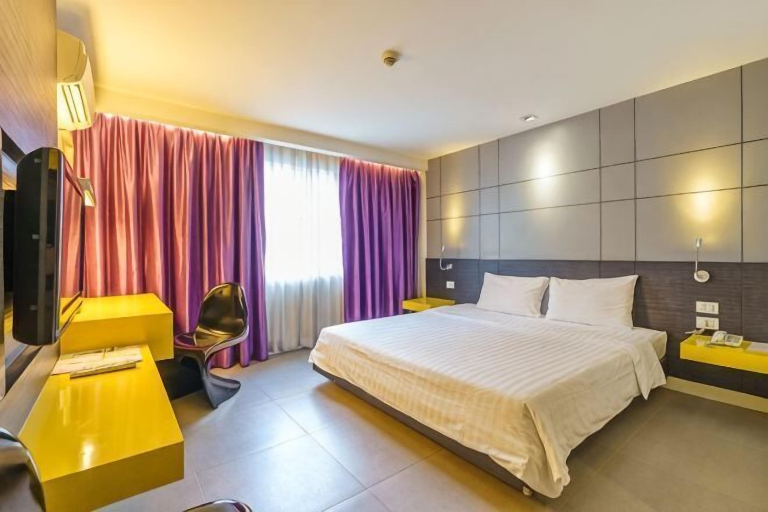 Premium bedding, in-room safe, desk, laptop workspace