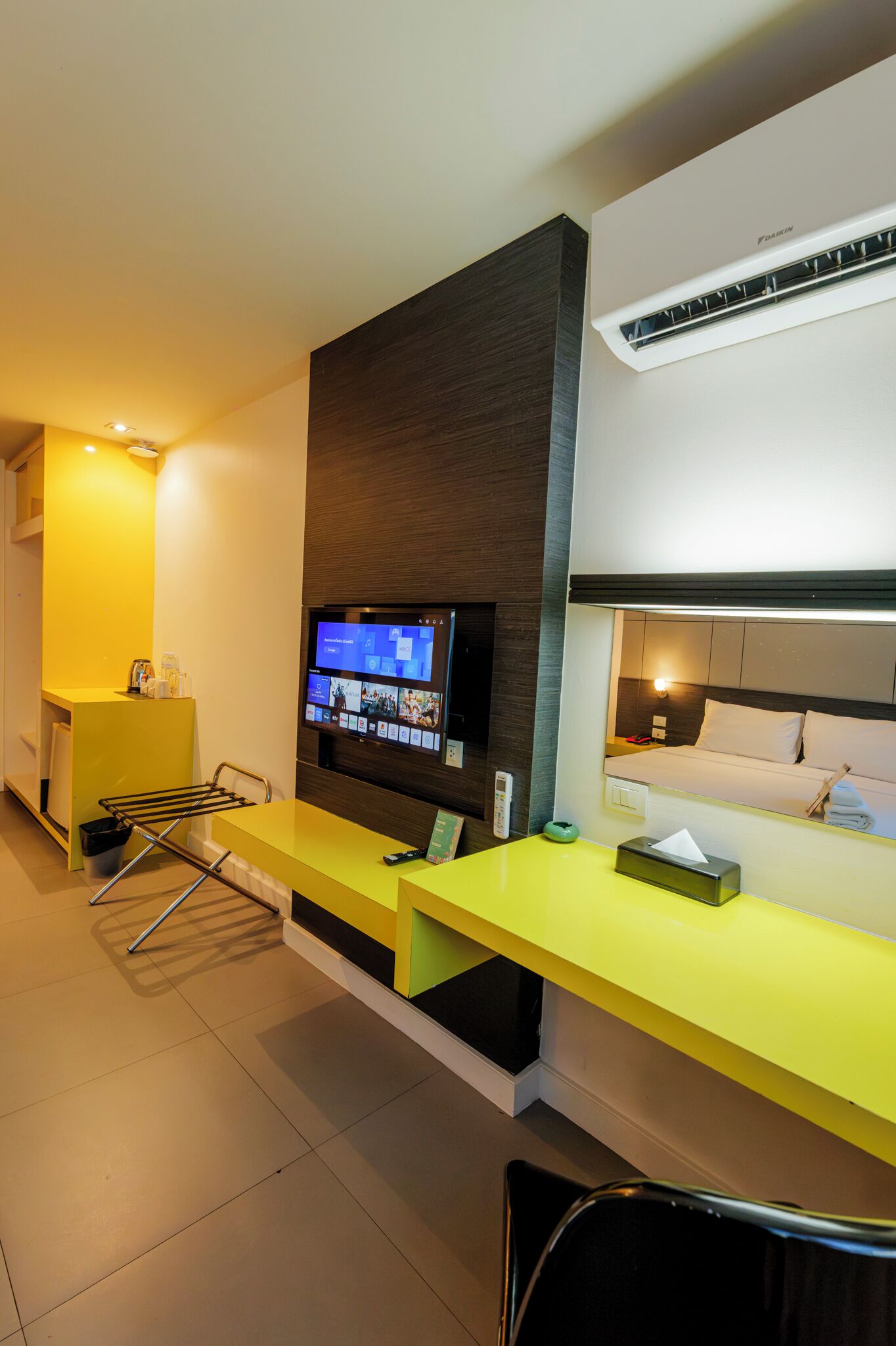 Superior Room with 1 King Bed | Living area | 32-inch LCD TV with cable channels, TV
