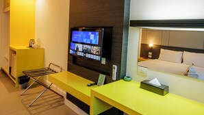 A hotel room with a bed, a desk, a TV mounted on the wall, and an air conditioning unit. - The Park Residence at Bangkok (Bangkok)
