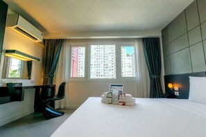 Superior Room with 1 King Bed | Roupas de cama premium, cofres nos quartos, escrivaninha