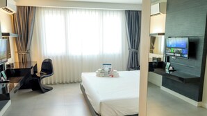 A hotel room with a bed, a desk, a chair, a TV, and a bedside table. - The Park Residence at Bangkok (Bangkok)