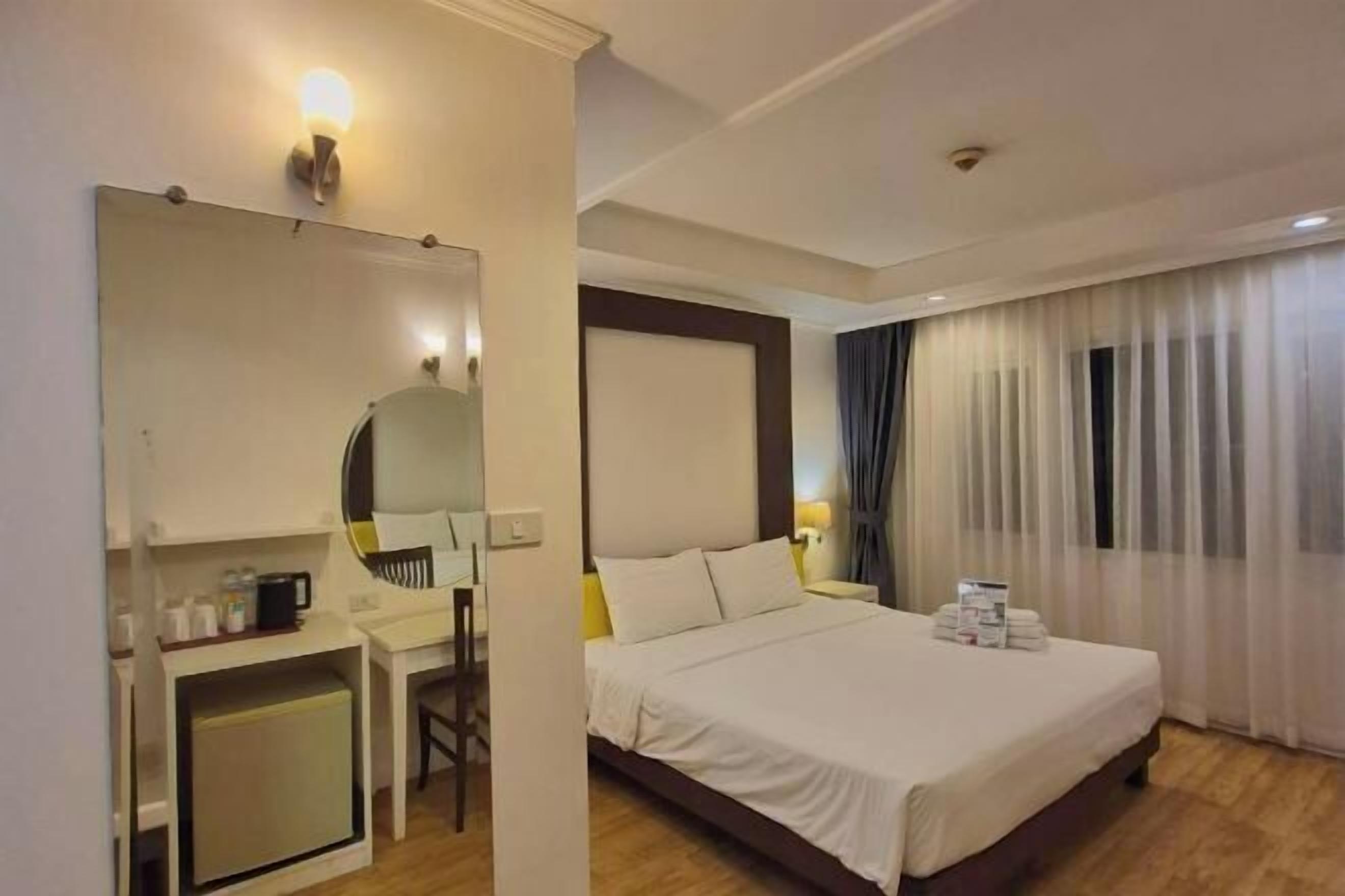 高級寢具、房內夾萬、書桌、手提電腦工作空間