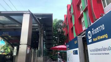 Superior Room with 1 King Bed | Oleskelualue | 32–tuumainen LCD-televisio, jossa kaapelikanavat