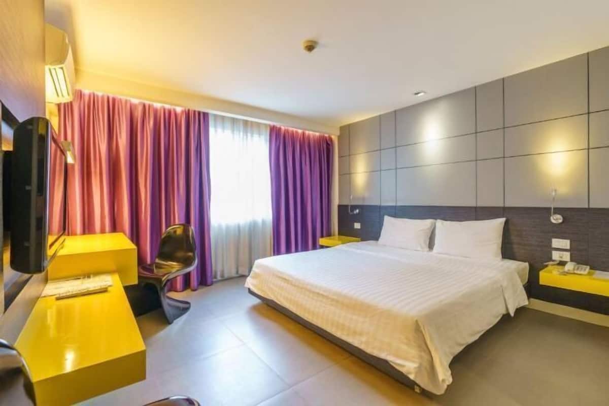 Ropa de cama de alta calidad y caja de seguridad en la habitación