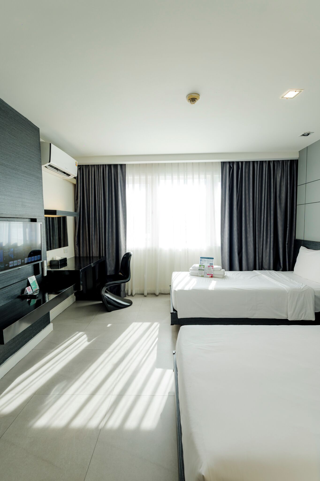 Superior Room with Twin Bed | Sängtillbehör av högsta kvalitet och värdeförvaringsskåp på rummet
