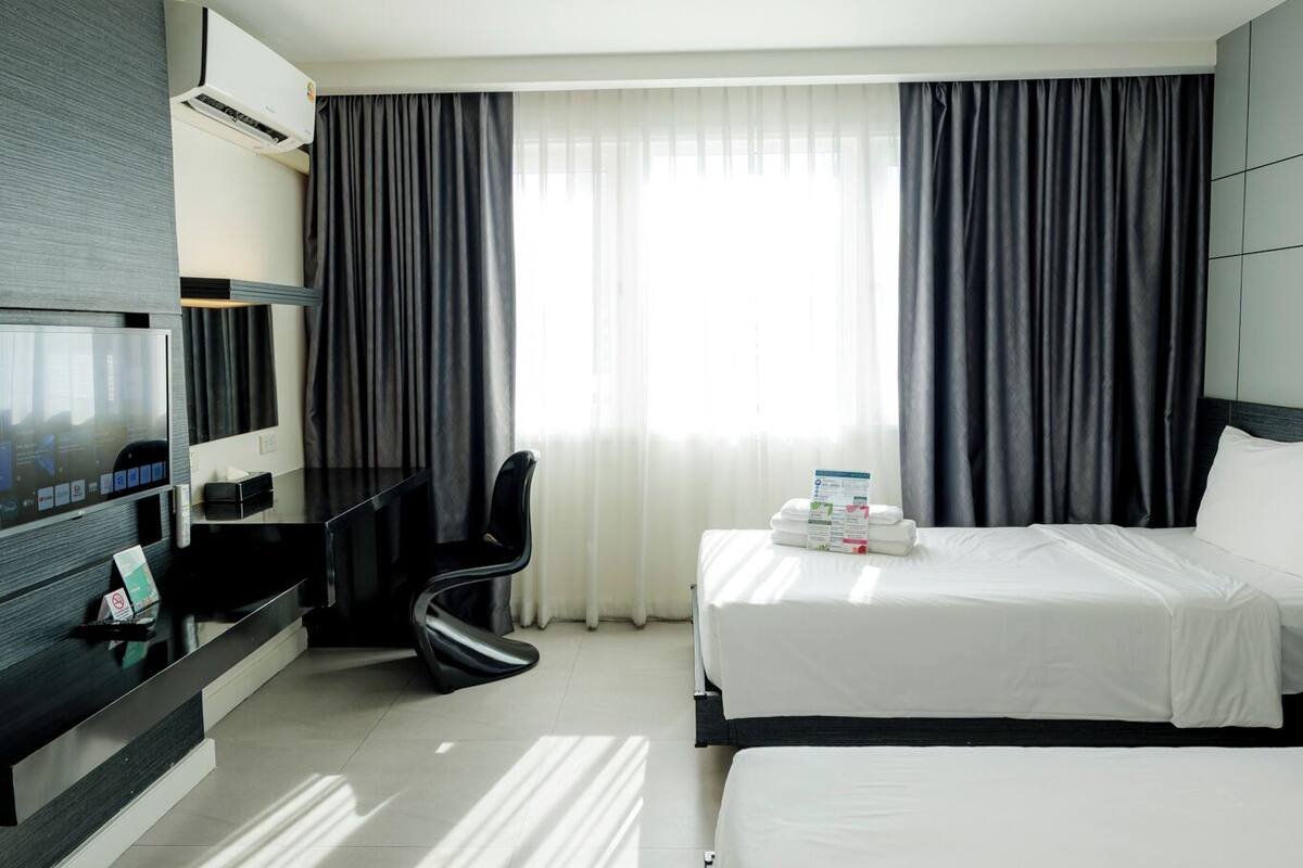 Superior Room with Twin Bed | Ylelliset vuodevaatteet, tallelokero huoneessa, työpöytä