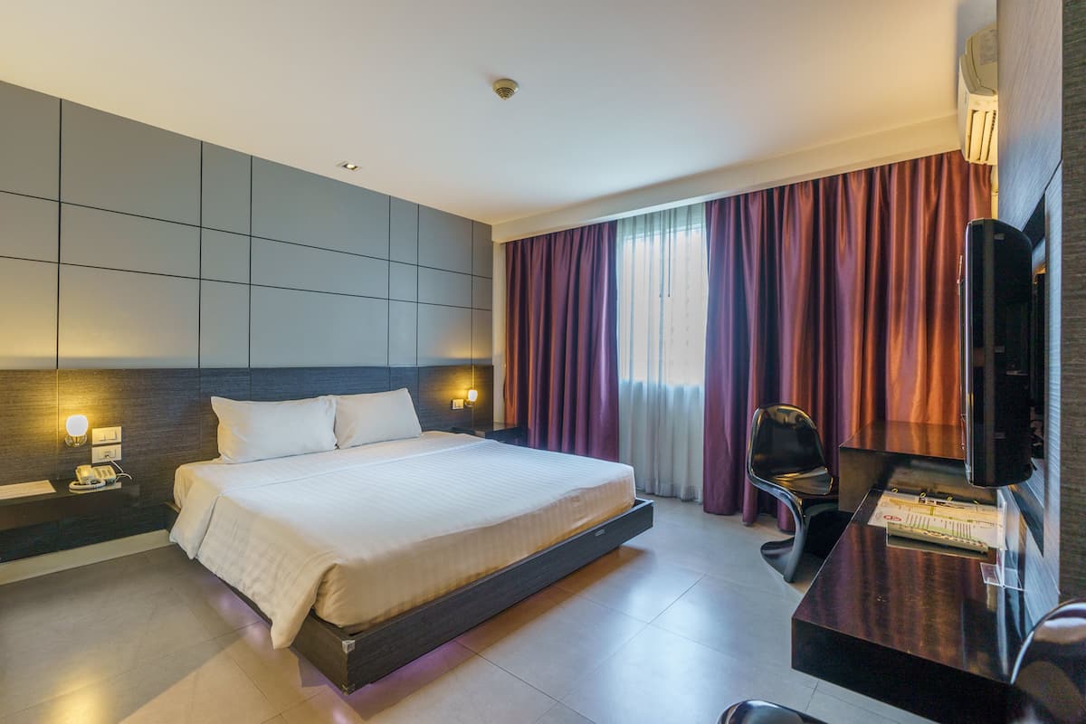 Premium bedding, in-room safe, desk, laptop workspace