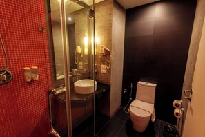 Superior Room with 1 King Bed | Bathroom