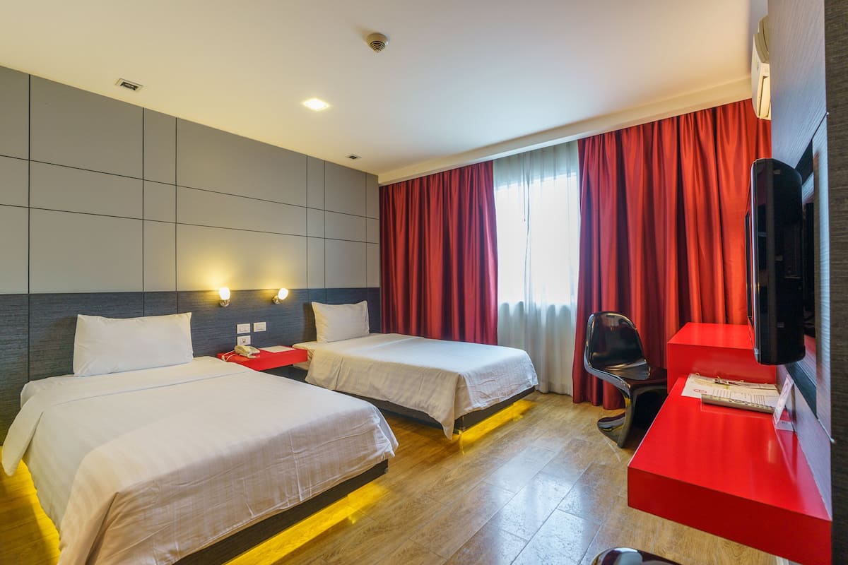 Premium bedding, in-room safe, desk, laptop workspace