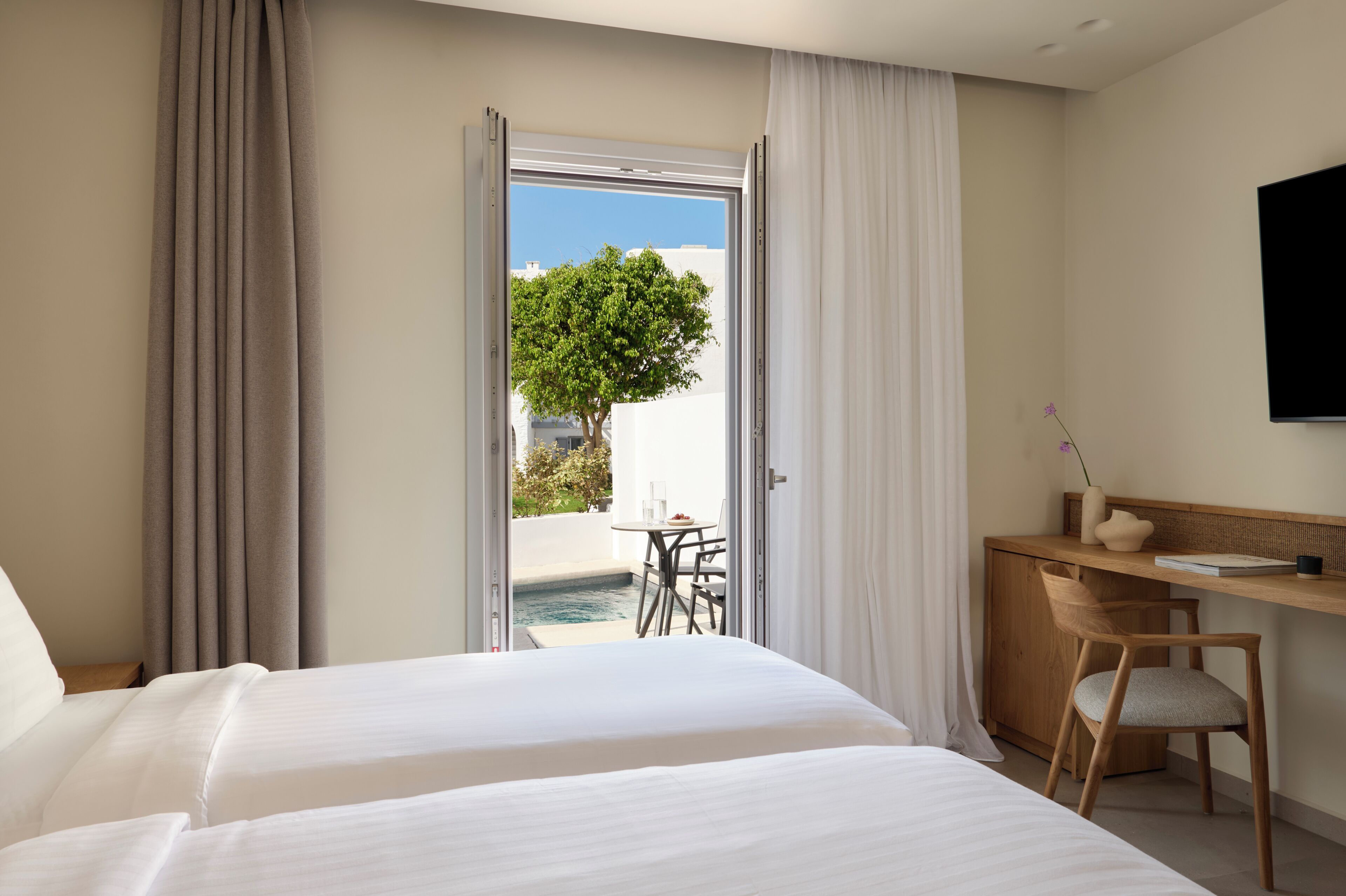 Executive Room with Private pool | Ylelliset vuodevaatteet, pillowtop-patjalliset sängyt
