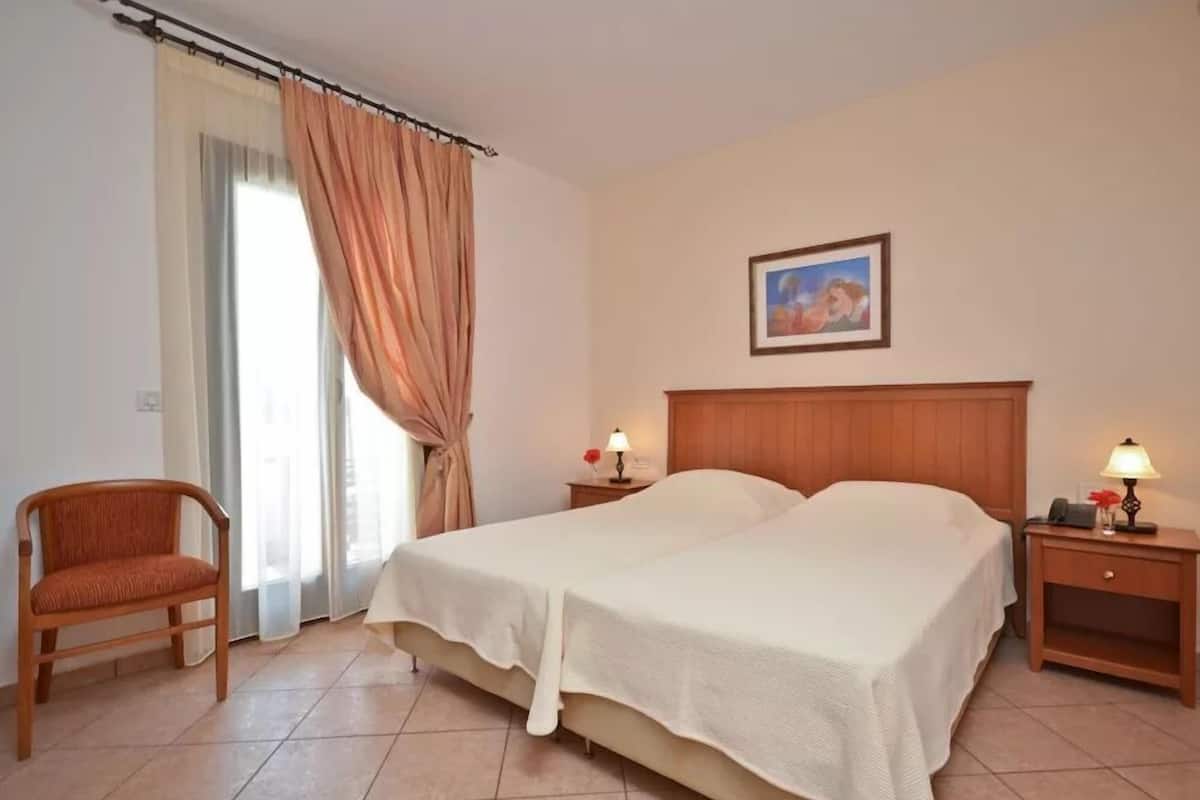 Premium bedding, pillowtop beds, in-room safe, individually furnished
