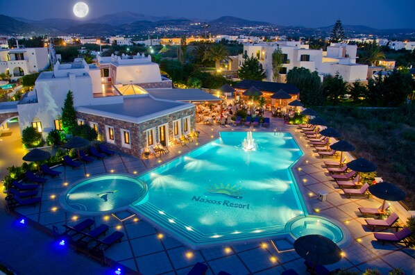 Outdoor pool, pool umbrellas, sun loungers - Naxos Resort Beach Hotel (Naxos)