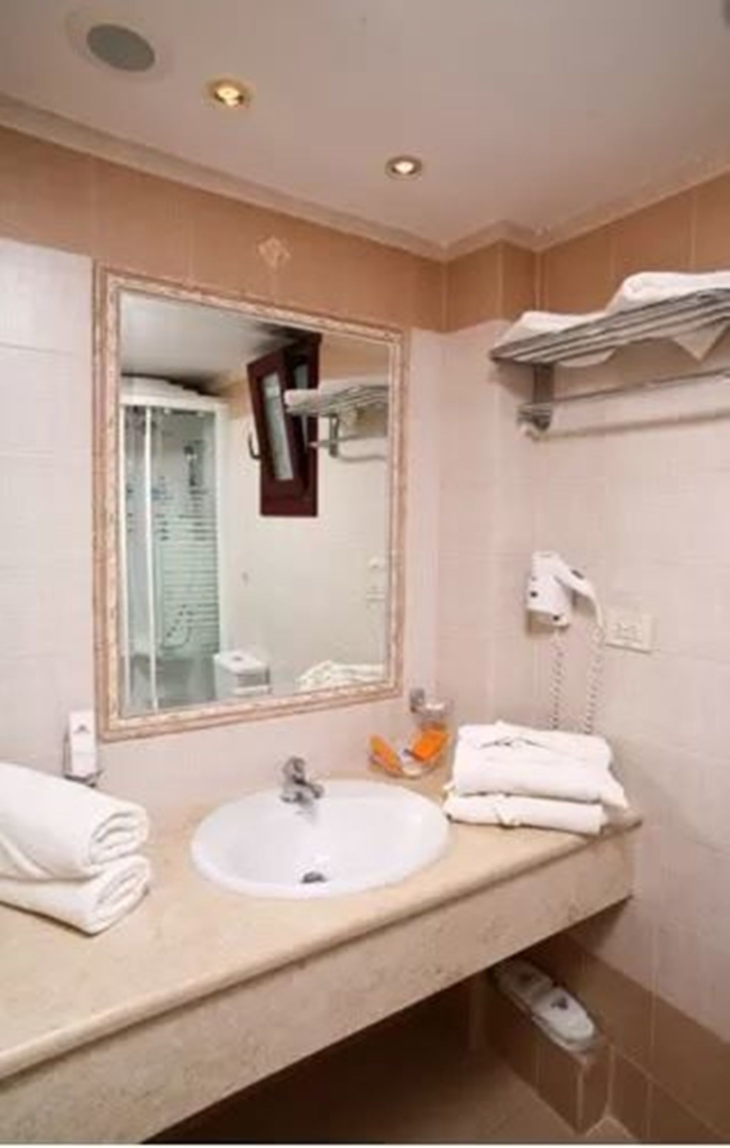 shower, rainfall showerhead, free toiletries, hair dryer