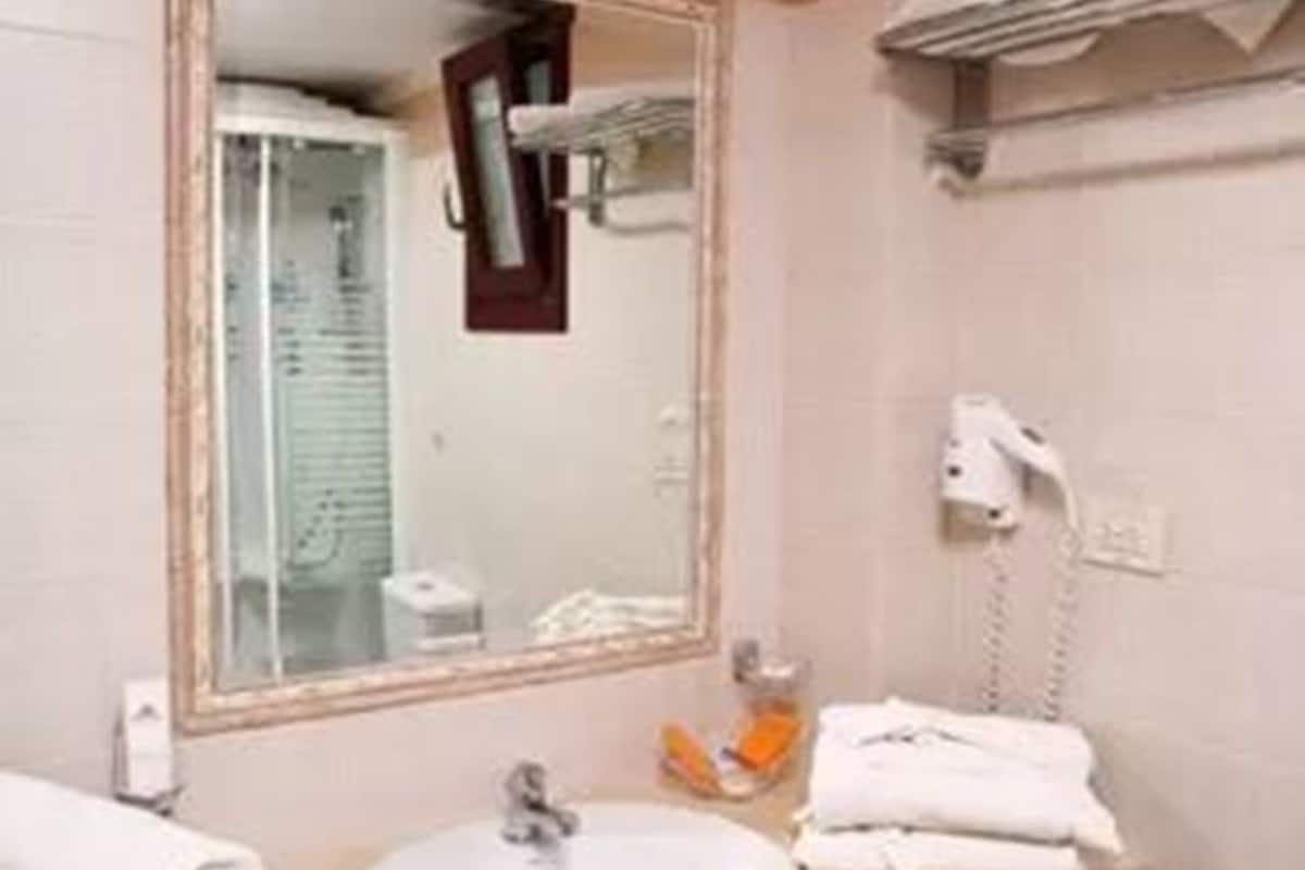 shower, rainfall showerhead, free toiletries, hair dryer