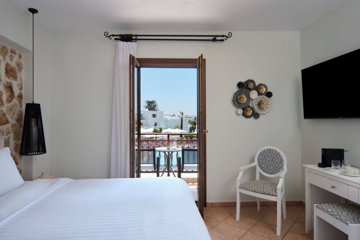 Comfort Room Pool or Sea view | Premium bedding, pillowtop beds, in-room safe