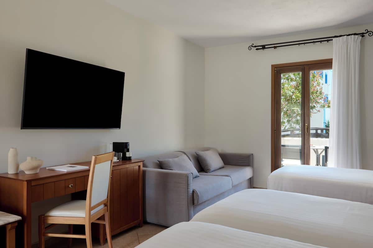Comfort Family Room Garden view | Premium bedding, pillowtop beds, in-room safe