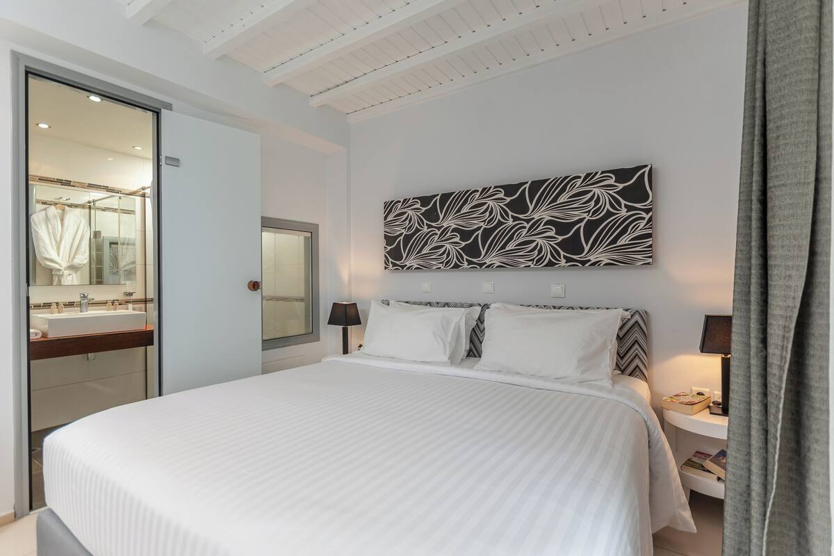 Premium bedding, pillowtop beds, in-room safe